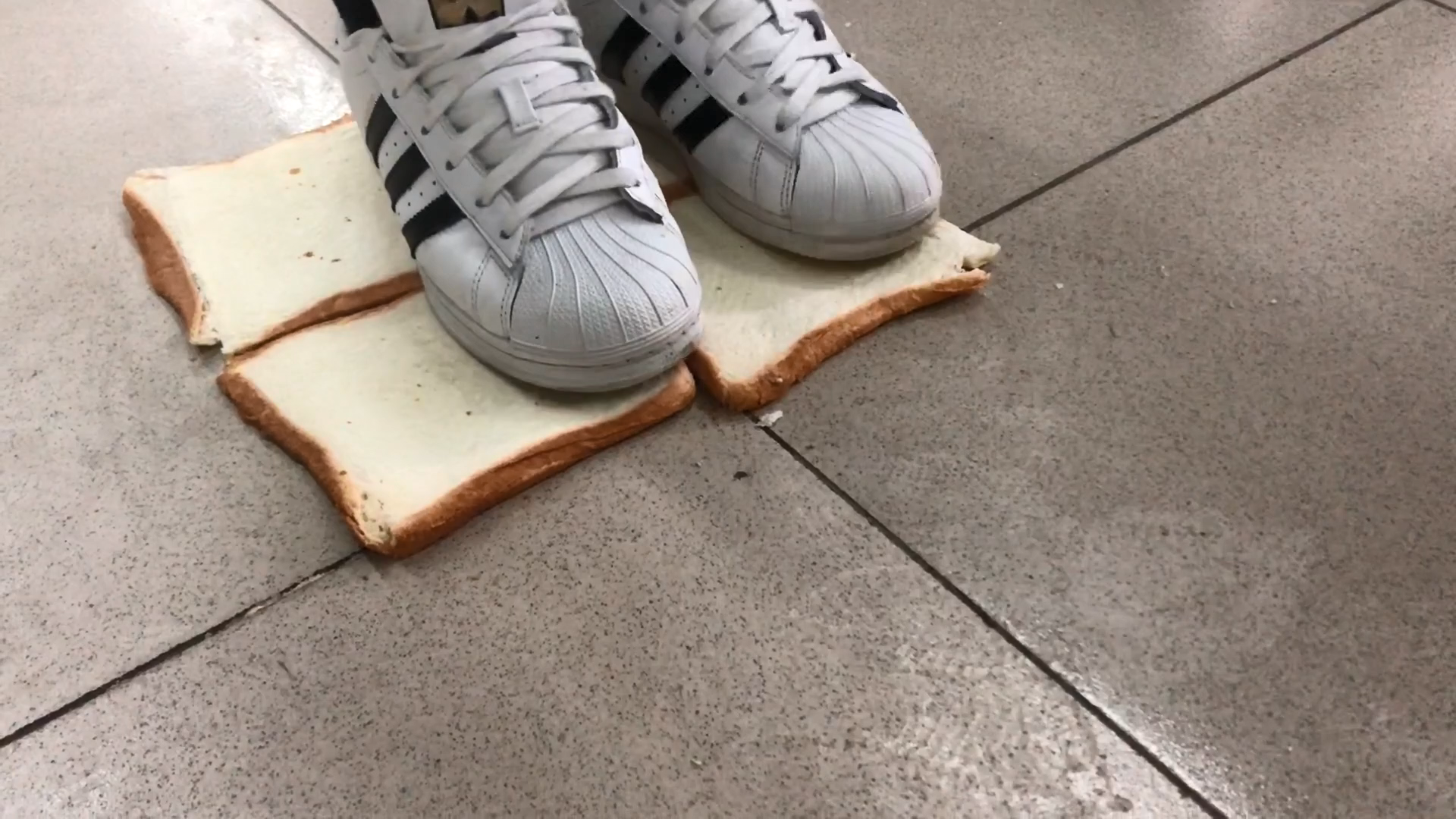 白色贝壳鞋踩面包和蛋糕-眷彩踩踏网 - 2024