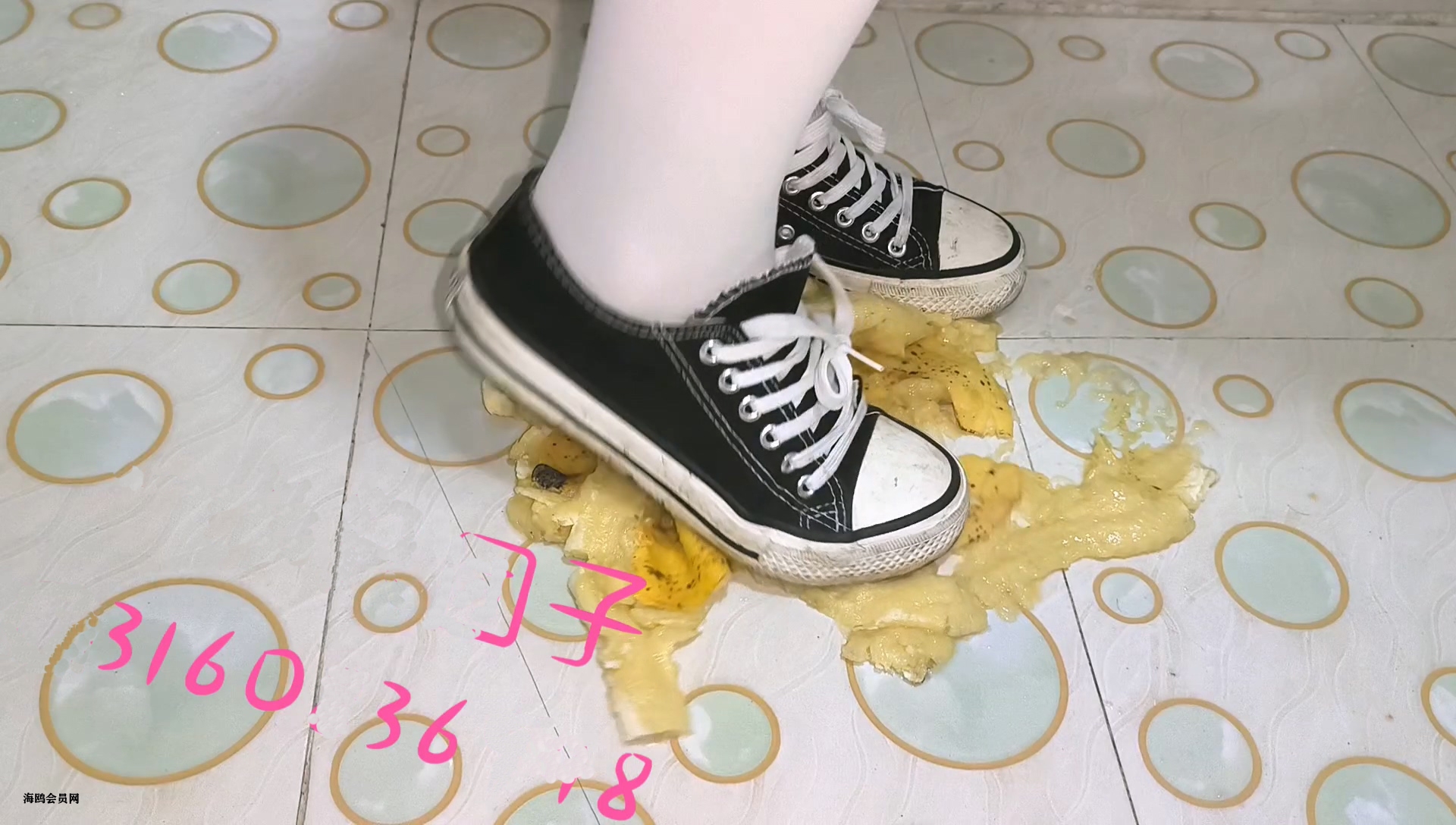 少女白袜帆布鞋踩香蕉-眷彩踩踏网 - 2024